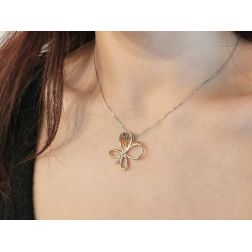 Collana Farfalla 3 pietre Rubino Zaffiro e Smeraldo Oro Rosa indossata