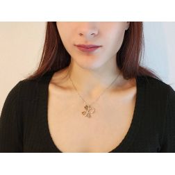 Collana Farfalla 3 pietre Rubino Zaffiro e Smeraldo Oro Rosa foto indossata