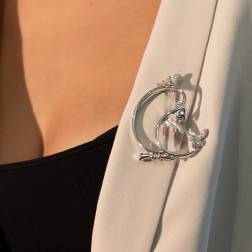 Spilla Pappagallo con Diamanti in Oro Bianco foto indossata