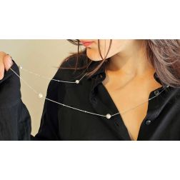 Collana Lunga 96cm Perle Akoya e Diamanti in Oro Bianco foto indossata