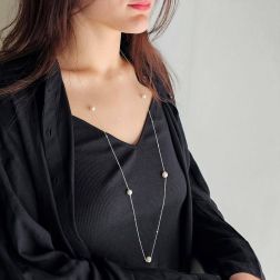 Collana Lunga 96cm Perle Akoya e Diamanti in Oro Bianco foto indossata