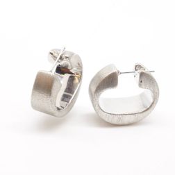 Boccole ovali satinate in oro bianco 18kt