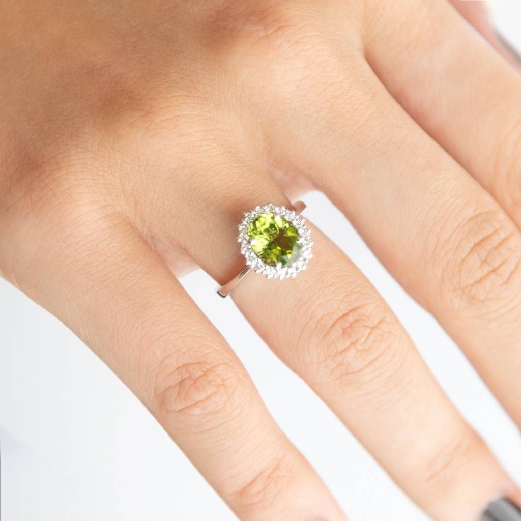 Anello Kate con Peridoto 9x7mm e 18 Diamanti