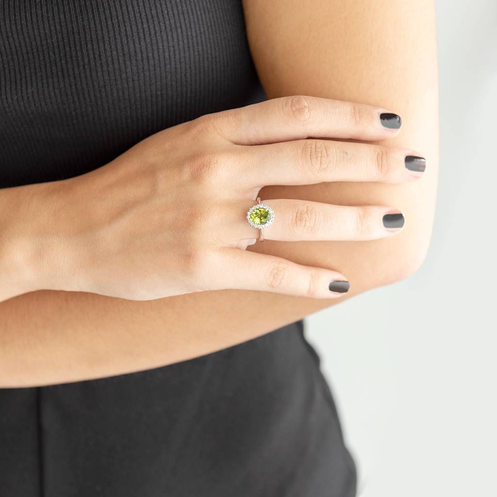 Anello Kate con Peridoto 9x7mm e 18 Diamanti