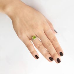 Anello Solitario con Peridoto Oro Bianco foto indossata