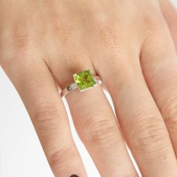 Anello Solitario con Peridoto Oro Bianco foto indossata