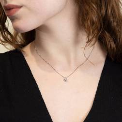 Girocollo Punto Luce Diamante 0.10ct Contornato foto indossata