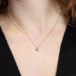 Girocollo Punto Luce Diamante 0.10ct Contornato foto indossata