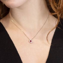 Collana Kate con Rubino 5x4mm e 10 Diamanti foto indossata