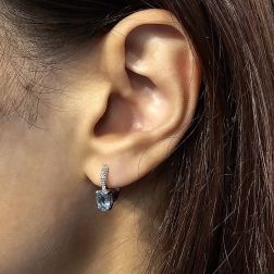 Orecchini monachella Acquamarina 7mm x 5mm e Diamanti foto indossata