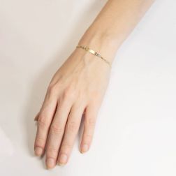Bracciale con Targa Grumetta e Traversino Oro Giallo e Bianco foto indossata