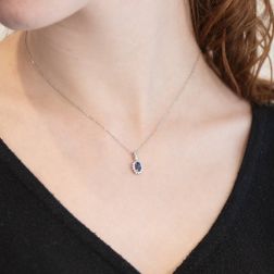 Ciondolo Kate Zaffiro Blu 6x4mm e 14 Diamanti foto indossata