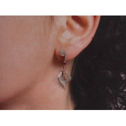 Orecchini Lily in Oro Bianco e Rosa con Diamanti e Rubini foto indossata