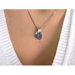 Collana Ciondolo Acquamarina Ottagonale foto indossata