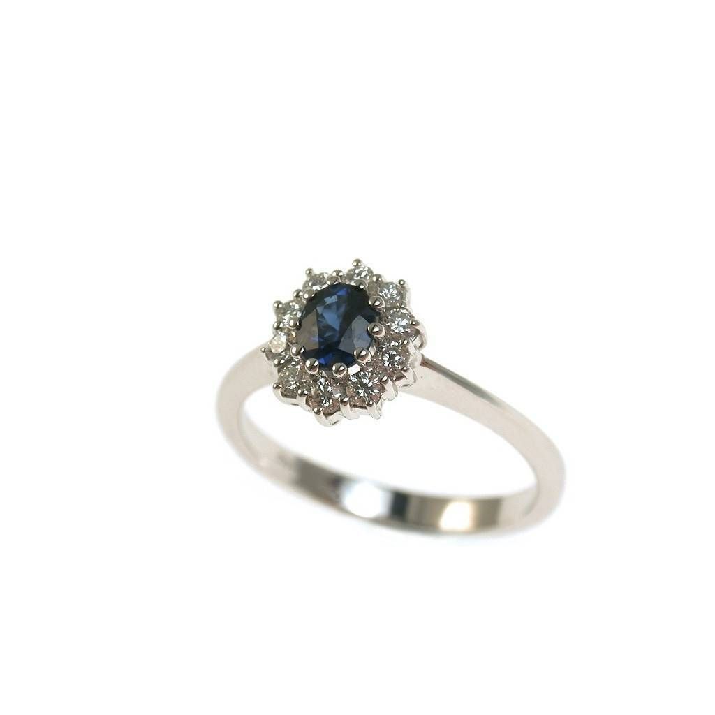 Anello Solitario Zaffiro Blu Ovale 5x4 e 10 Diamanti