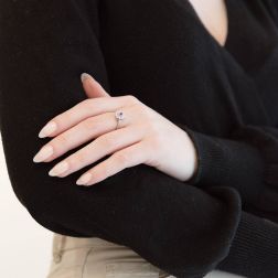 Anello Kate Zaffiro Rosa piccolo foto indossata