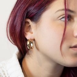 Boccole Punta lato rigato 2.70cm x 6mm Classica Oro Giallo foto indossata