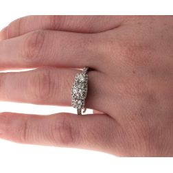 Anello Trilogy in Platino con Diamante centrale GIA 0.30 ct