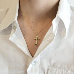 Ciondolo Croce stondata in Oro Giallo 18kt misura M foto indossata