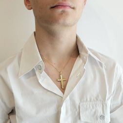 Ciondolo Croce squadrata in Oro Giallo foto indossata misura L