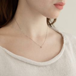 Collana Punto Luce Circle Sfaccettato da 0,016 ct foto indossata