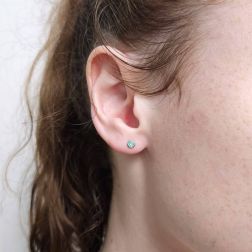 Orecchino Smeraldo Circle 4.5mm foto indossata