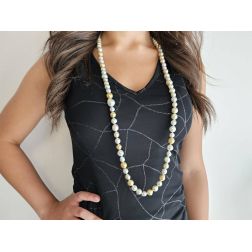 Collana lunga Perle irregolari Bianche e Gold foto indossata