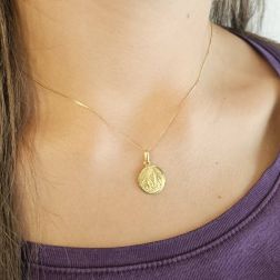 Ciondolo Medaglia Madonna di Lourdes oro giallo foto indossata misura S