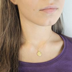 Ciondolo Medaglia Madonna di Lourdes oro giallo foto indossata misura S