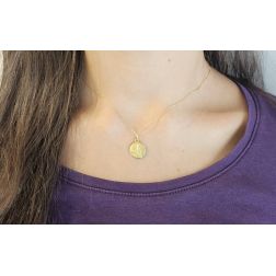 Ciondolo Medaglia Madonna di Lourdes oro giallo foto indossata misura S