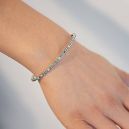 Bracciale Tennis Rigido Diamanti Bianchi e Blu foto indossata