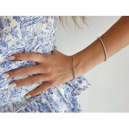 Bracciale Tennis Rigido Diamanti Bianchi e Blu foto indossata