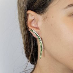 Orecchini Pendenti Curvi con Tsavorite e Diamanti in Oro Bianco foto indossata