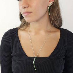 Orecchini Pendenti Curvi con Tsavorite e Diamanti in Oro Bianco foto indossata