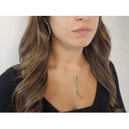 Orecchini Pendenti Curvi con Tsavorite e Diamanti in Oro Bianco foto indossata