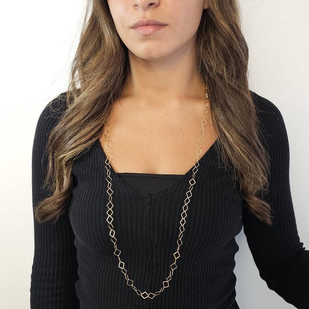 Collana Laccio 90cm Catena a Rombi Piatti in Oro Giallo foto indossata
