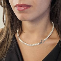Collana Perle Fresh Water chiusura fiore Oro Bianco 18kt foto indossata