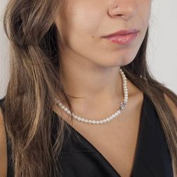 Collana Perle Fresh Water chiusura fiore Oro Bianco 18kt foto indossata