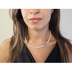 Collana Perle Fresh Water chiusura fiore Oro Bianco 18kt foto indossata