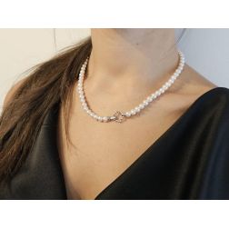 Collana Perle Fresh Water chiusura fiore Oro Bianco 18kt foto indossata