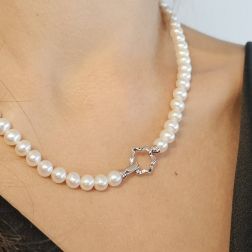 Collana Perle Fresh Water chiusura fiore Oro Bianco 18kt foto indossata