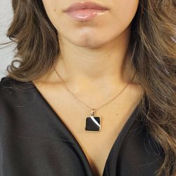 Ciondolo con Onice Quadrata incavata e ondulata su cornice in Oro Rosa foto indossata