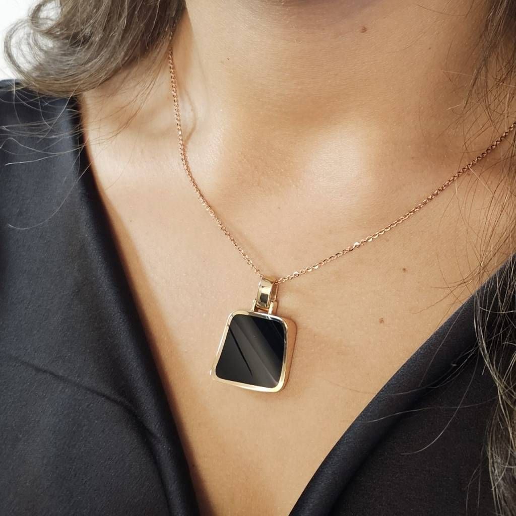 Ciondolo con Onice Quadrata incavata e ondulata su cornice in Oro Rosa foto indossata
