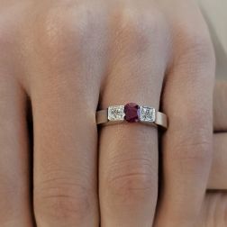 Anello Solitario Rubino con pavè quadrati in Oro Bianco foto indossata