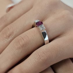 Anello Solitario Rubino con pavè quadrati in Oro Bianco foto indossata