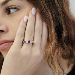Anello Solitario Rubino con pavè quadrati in Oro Bianco foto indossata