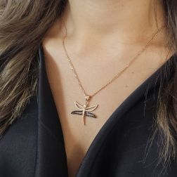 Ciondolo Libellula con Zirconi Bianchi e Neri in Oro Rosa foto indossata