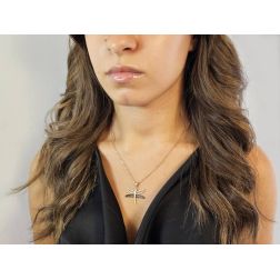 Ciondolo Libellula con Zirconi Bianchi e Neri in Oro Rosa foto indossata