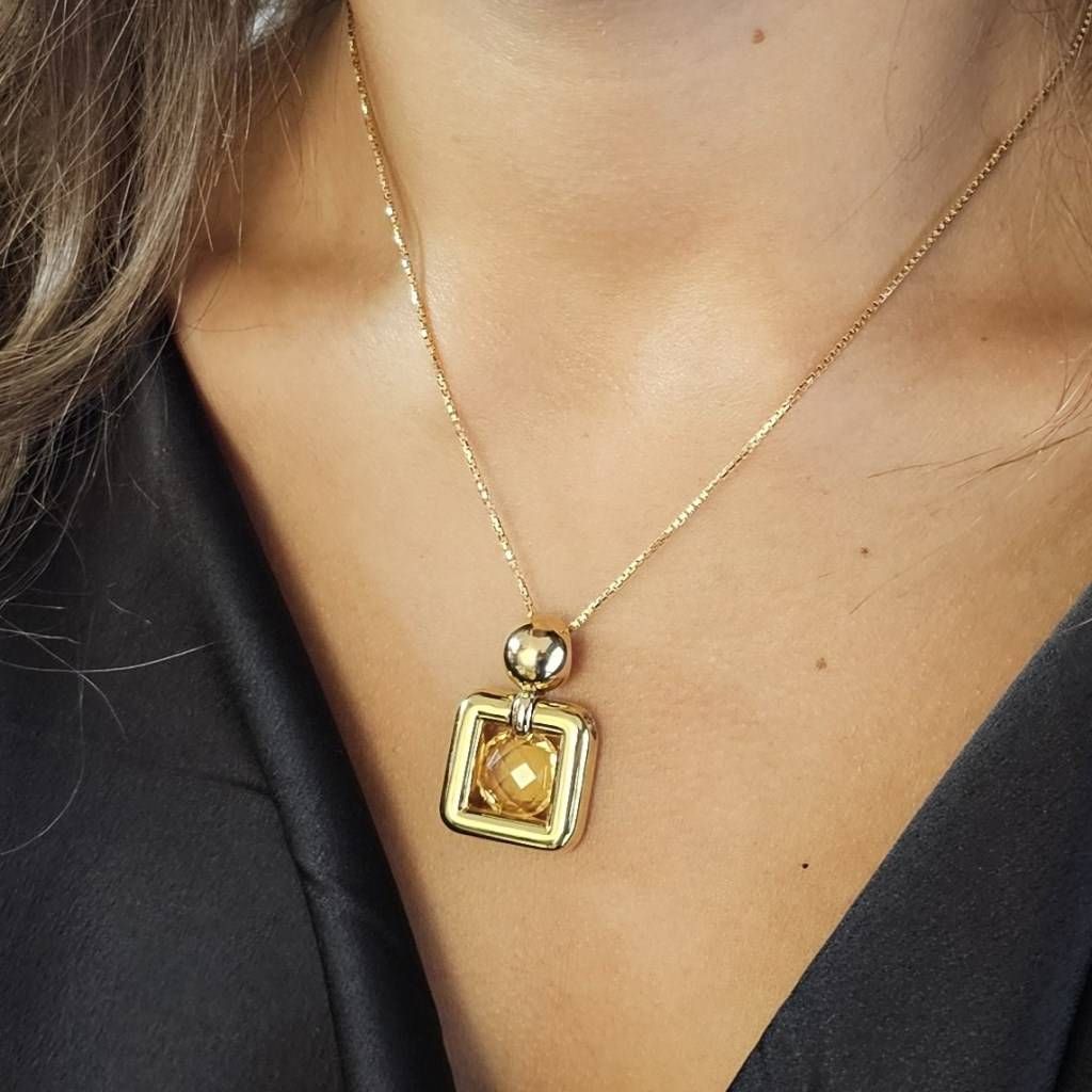 Ciondolo Quadrato in oro giallo con Topazio Citrino Tondo Sfaccettato foto indossata