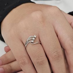 Anello Trilogy in Oro Bianco e Diamanti a tre fili foto indossata